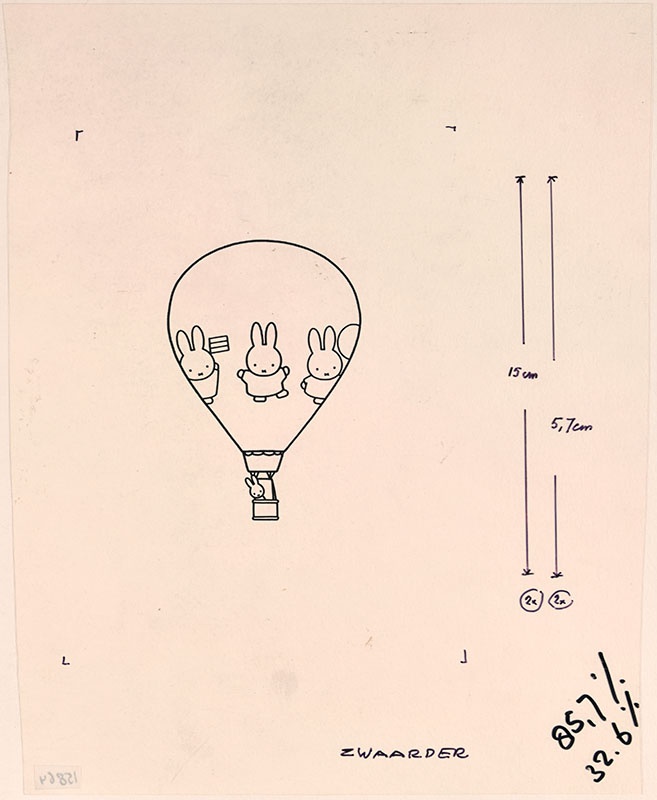 nijntje in een luchtballon met op de ballon nijntje met een vlieger, een bal en een vlaggetje afgebeeld