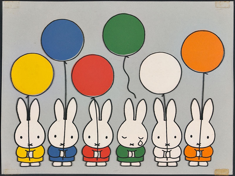 vijf konijnen houden een ballon vast en een met een traan heeft het touwtje waarmee de ballon vastzit losgelaten
