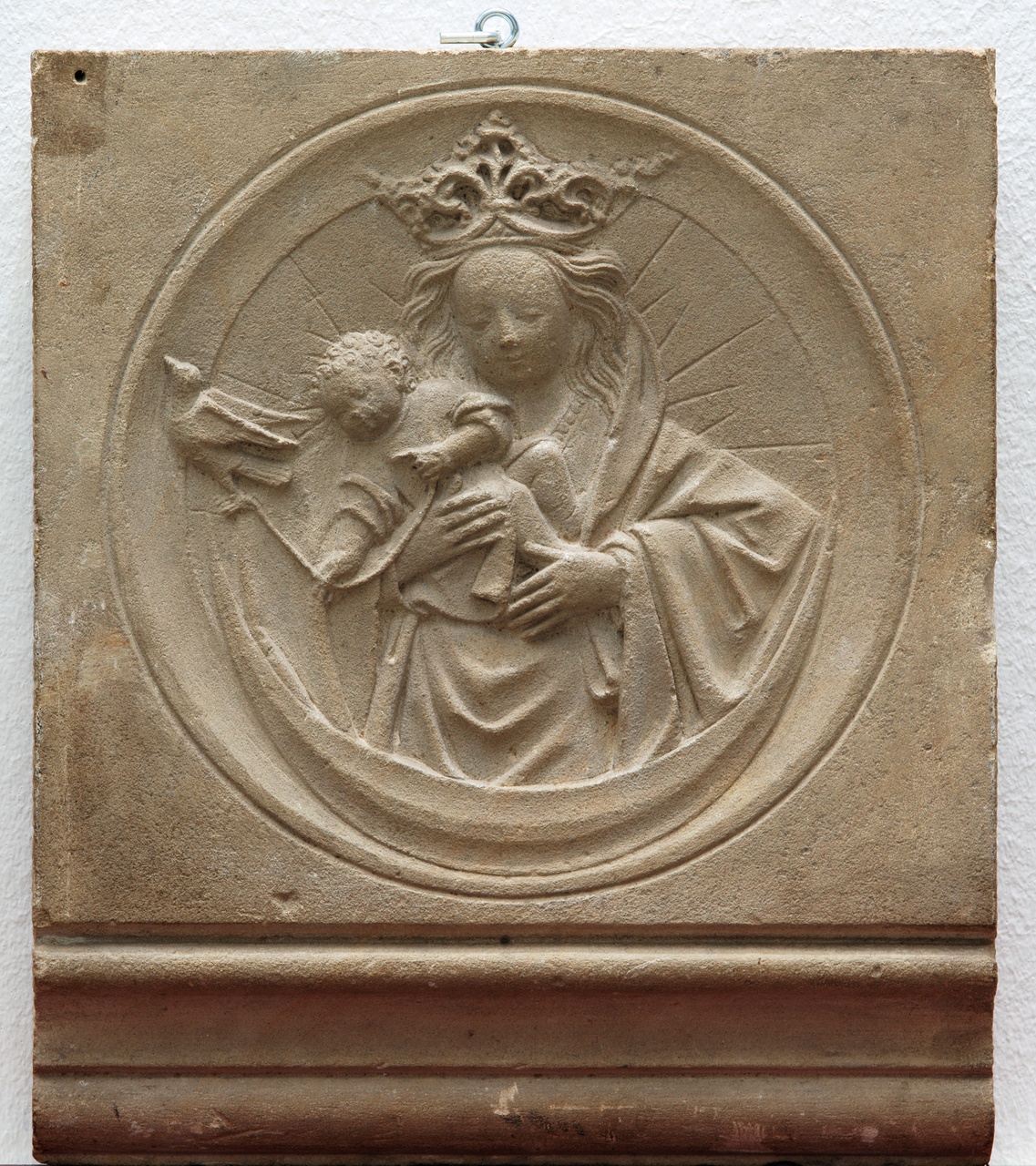 2/5 - Anoniem Utrechts, Fragment van een schoorsteenfries met voorstelling van Maria met Kind, dat speelt met een vogel, 1475-1500