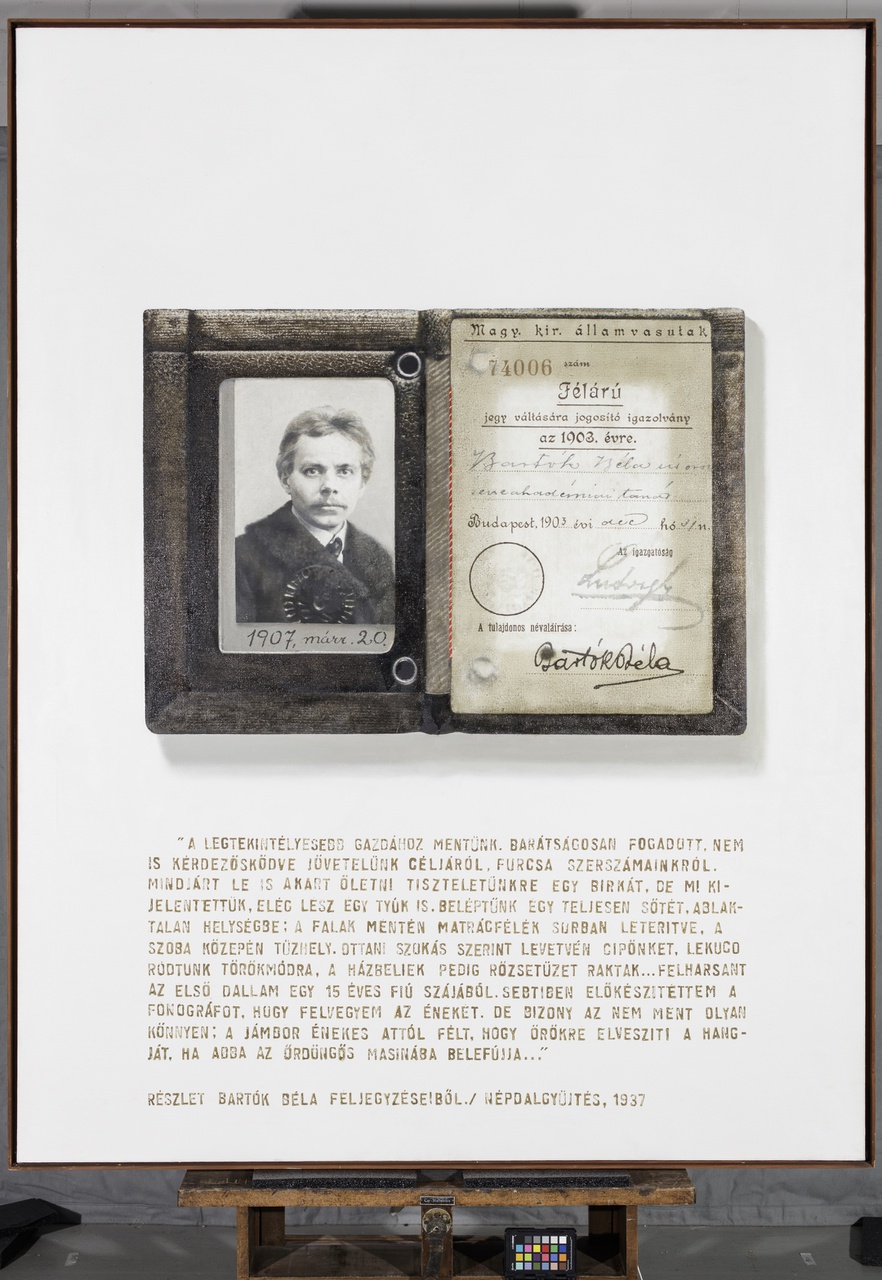 Een schilderij van een paspoort van een man met een hongaarse tekst eronder.