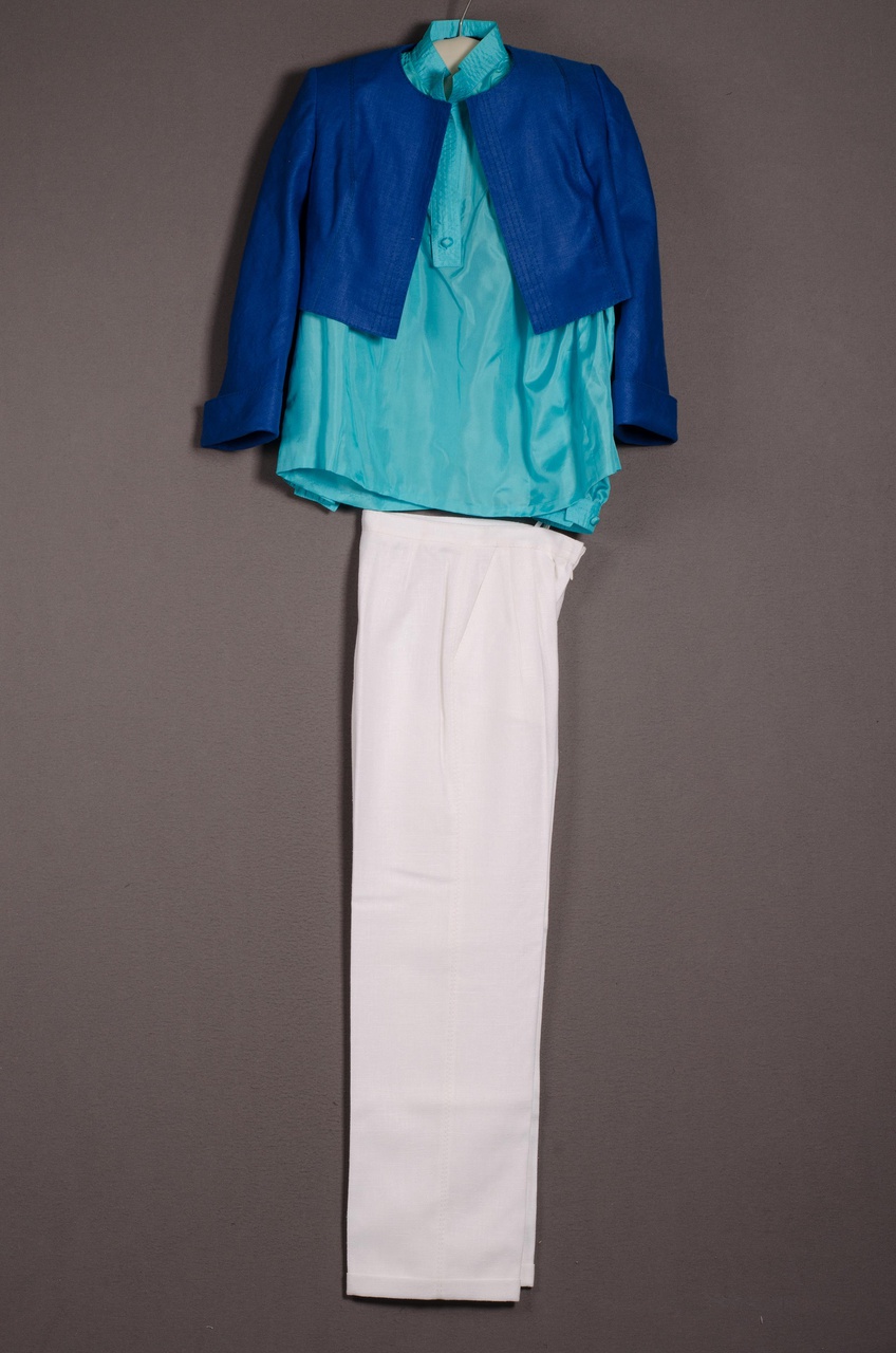Damesensemble bestaande uit jas, blouse en broek