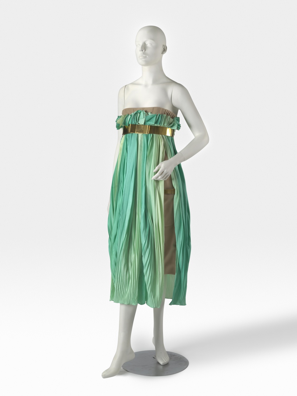 Beige strapless jurk met groene plissé en ceintuur
