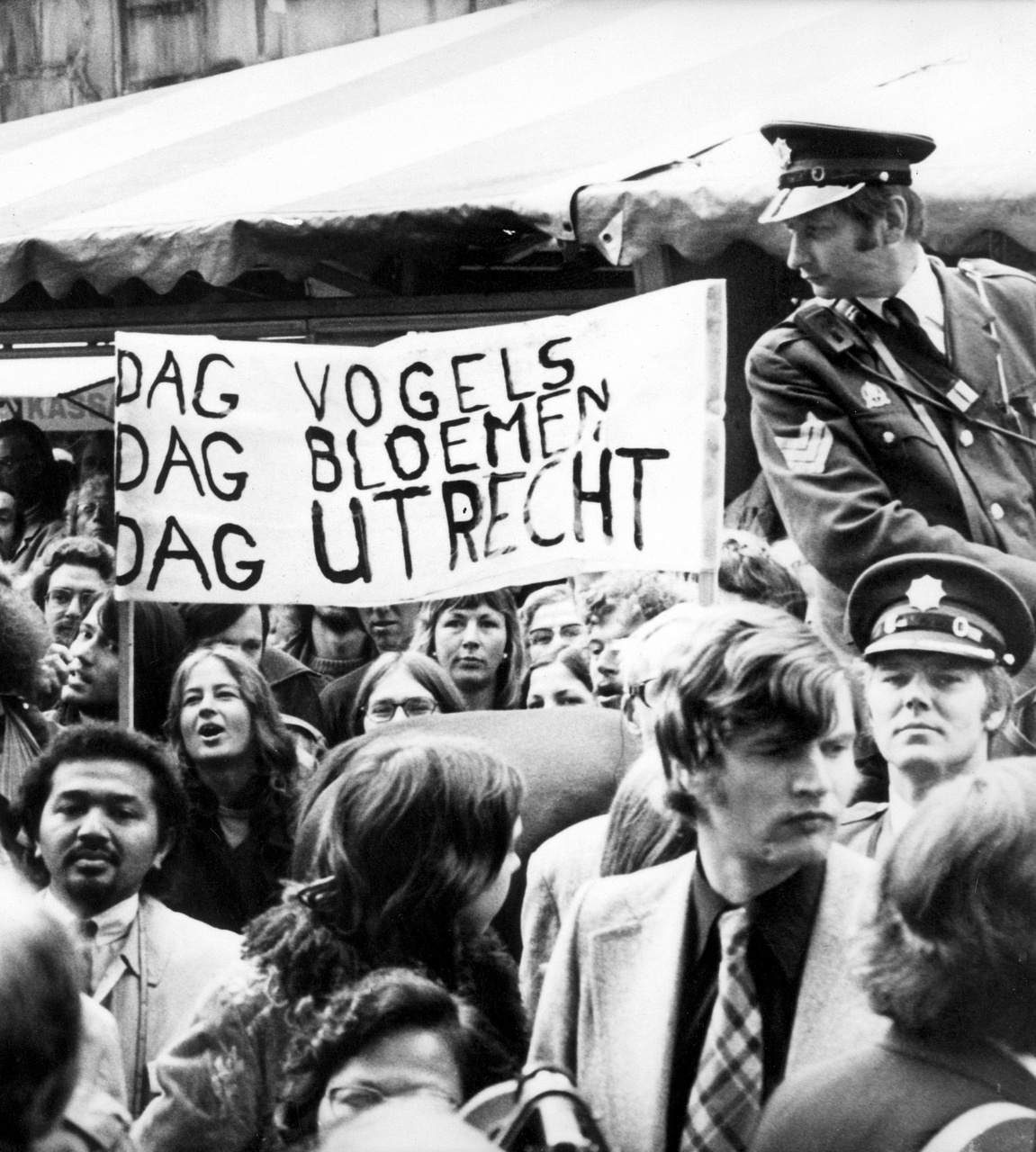 7. Protest bij opening Hoog Catharijne. Nationaal Archief, 1973 Staand.jpg